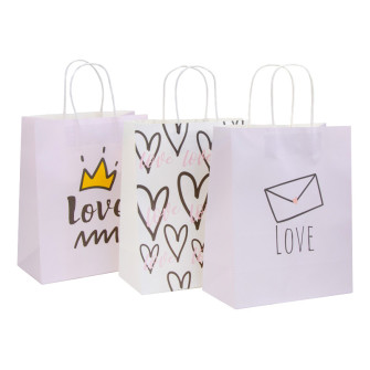 Paper package 16 x 22 x 8 cm "Love me"