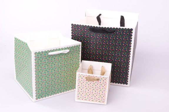 The cube package is 17 cm × 17 cm × 17 cm