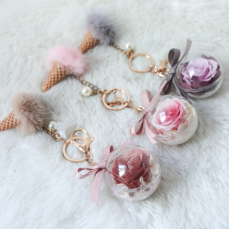 Keychain with a stabilized rose